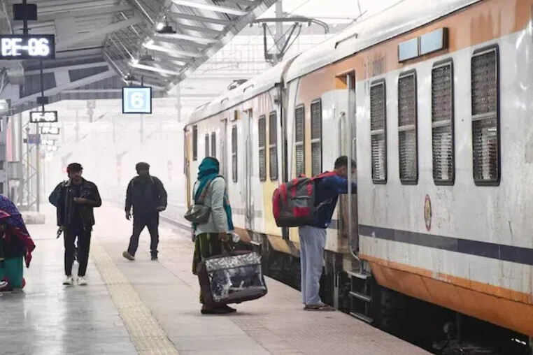 விமானங்கள் முடங்கியதால் ரயில்களில் கூட்டம்: கூடுதலாக நூற்றுக்கும் மேற்பட்ட பெட்டிகள் இணைப்பு