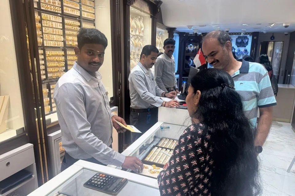 ஏபிஜே அபிராமி ஜுவல்லரி நகைக்கடையில் வாடிக்கையாளர்கள்.