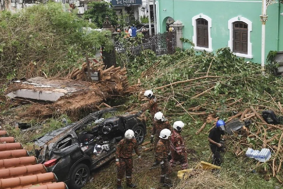 காருக்குள் சிக்கிய சடலங்களை மீட்க தீயணைப்பாளர்களுக்குக் கிட்டத்தட்ட மூன்று மணி நேரம் எடுத்தது.