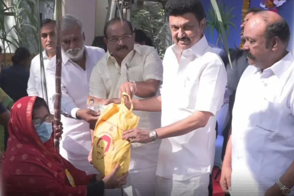 பொங்கல் பரிசுத் தொகுப்பு வழங்கும் முதல்வர்.