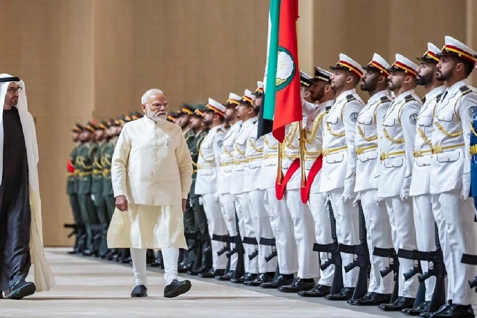 அபுதாபி விமான நிலையத்தில் இந்தியப் பிரதமர் நரேந்திர மோடிக்குச் சிறப்பான வரவேற்பு அளிக்கப்பட்டது.