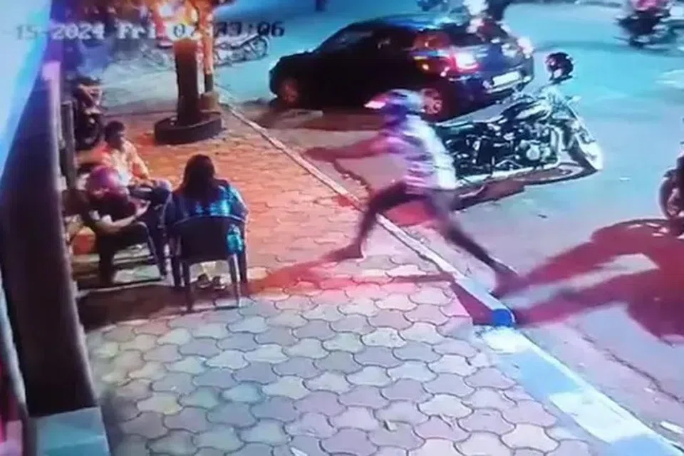 கோல்கத்தாவில் வீட்டு வாசலில் உட்கார்ந்திருந்த கவுன்சிலர் மீது, துப்பாக்கிச் சூடு நடத்தும் காணொளிக் காட்சி.