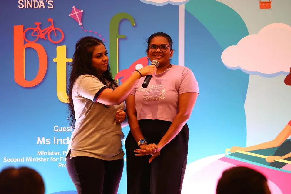 சிண்டாவுடனான தமது அனுபவத்தைப் பற்றி மேடையில் பேசினார் செல்வி நாகேஸ்வரி ராஜா, 33.