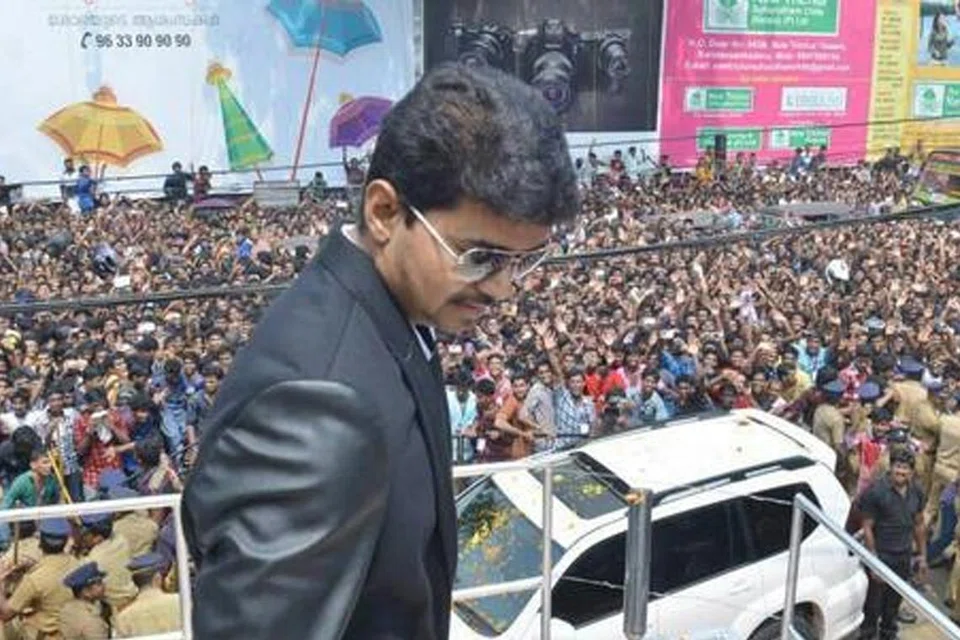 கேரளாவில் ரசிகர்களிடையே வாகனத்தின் மீது ஏறி நின்று பேசிய நடிகர் விஜய்.