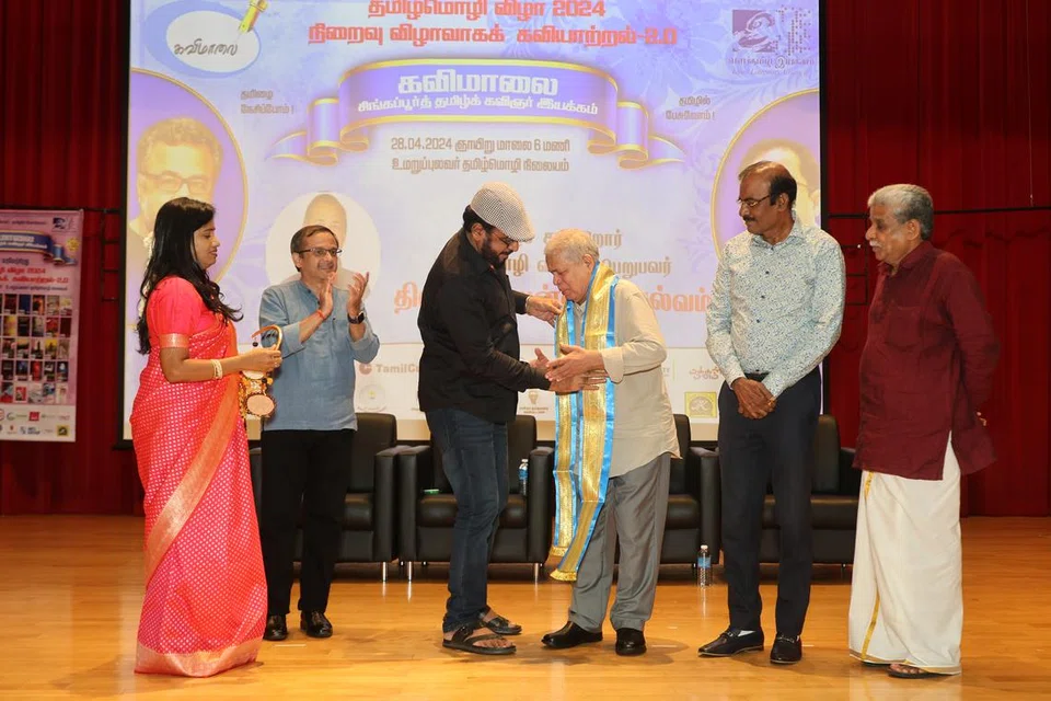(இடமிருந்து) கவிமாலை தலைவர் இன்பா, தமிழ் முரசு நாளிதழ் ஆசிரியர் த.ராஜசேகர், தமிழ்த் திரைப்பட நடிகர் பொன்வண்ணன், விருது பெற்ற மூத்த ஊடகவியலாளர் செ.ப.பன்னீர்செல்வம், நியமன நாடாளுமன்ற முன்னாள் உறுப்பினர் இரா. தினகரன், ‘மக்கள் மனம்’ இதழ் ஆசிரியர் பிச்சினிக்காடு இளங்கோ.