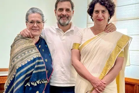 நாடாளுமன்ற உறுப்பினர்களாக இருக்கும் காங்கிரஸ் கட்சியைச் சேர்ந்த சோனியா காந்தி, அவரது மகன் ராகுல் காந்தி, மகள் பிரியங்கா காந்தி.