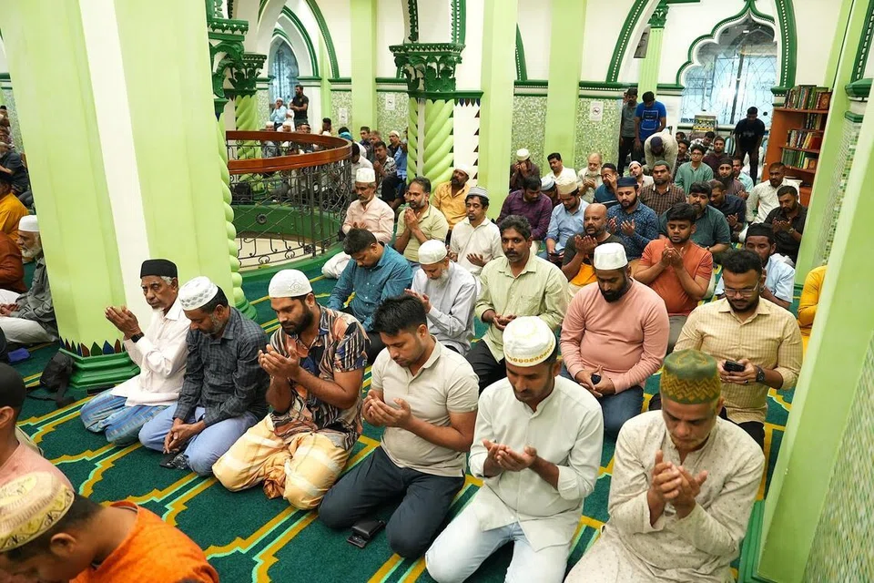 அப்துல் கஃபூர் பள்ளிவாசலில் இவ்வாண்டு ரமலான் மாதத்தின்போது தராவீஹ் தொழுகை அமர்வில் முஸ்லிம் அன்பர்கள்.