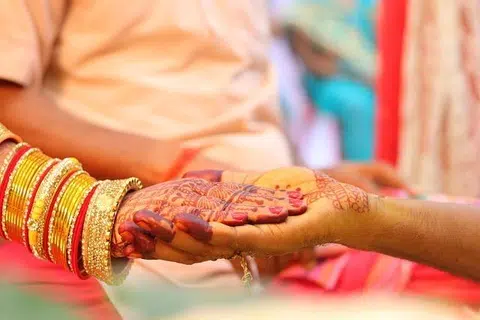 இந்தியச் சமூகத்தைச் சேர்ந்த இந்துக்கள், முஸ்லிம்கள் இடையே நிச்சயிக்கப்பட்ட திருமண வழக்கம் இன்றும் நீடிக்கிறது.