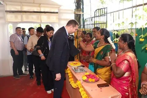  இந்தியத் தேர்தல் செயல்பாடுகளின் துல்லியம், வேகம் ஆகியவை தங்களை வியக்க வைத்ததாக அனைத்துலகப் பிரதிநிதிகள் தெரிவித்தனர்.