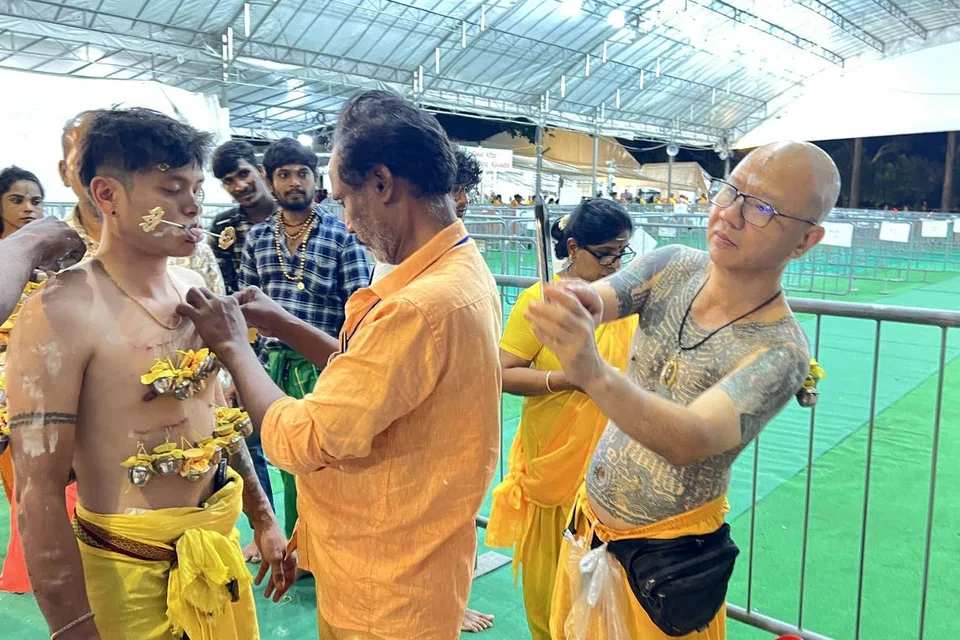 இறைவனை வணங்க இனம் பொருட்டன்று எனக் கூறும் நண்பர்கள் ரோய் கான், 57 (வலக்கோடி), கேரி டியோங், 29.