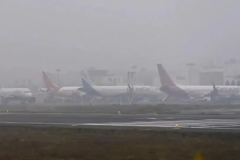 காற்று மாசு, பனிப்பொழிவால் சிக்கித் திணறும் டெல்லி