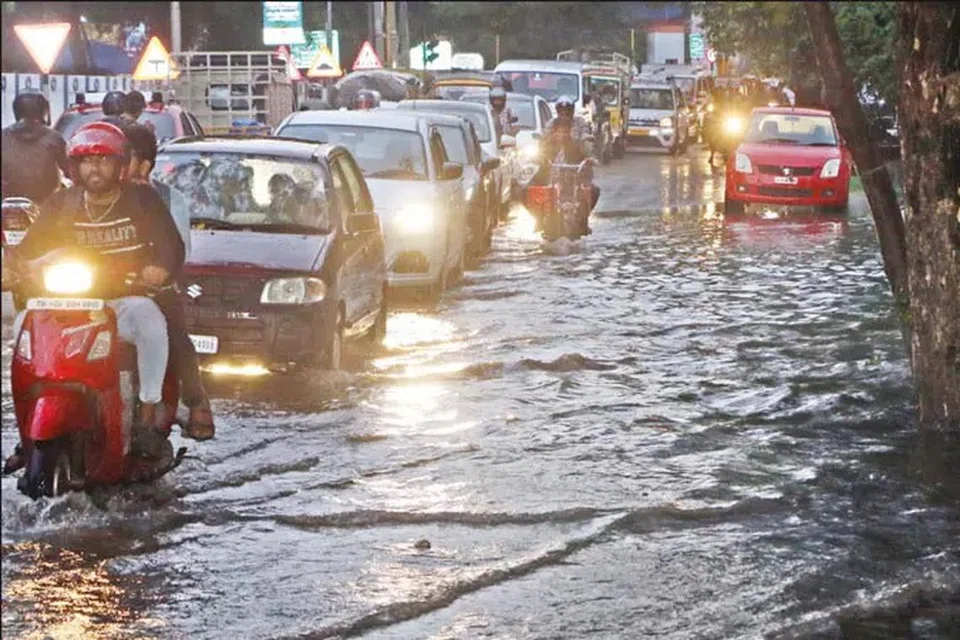 கோவையில் 9 சென்டிமீட்டர் மழை கொட்டித்தீர்த்தது.