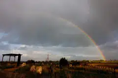 சண்டை நிறுத்தம் நிலவும் வேளையில் காஸாவுடனான இஸ்‌ரேலிய எல்லையில் பிப்ரவரி 6ஆம் தேதி விண்ணில் காணப்பட்ட வானவில்.