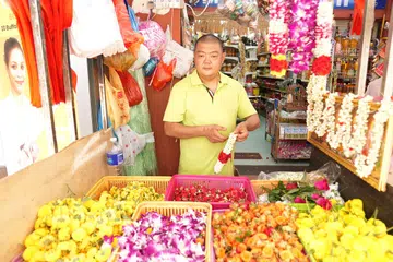 ஒம்சிவசக்தி கடையில் பூ கட்டும்  சீன நாட்டவரான திரு சியே துங். 