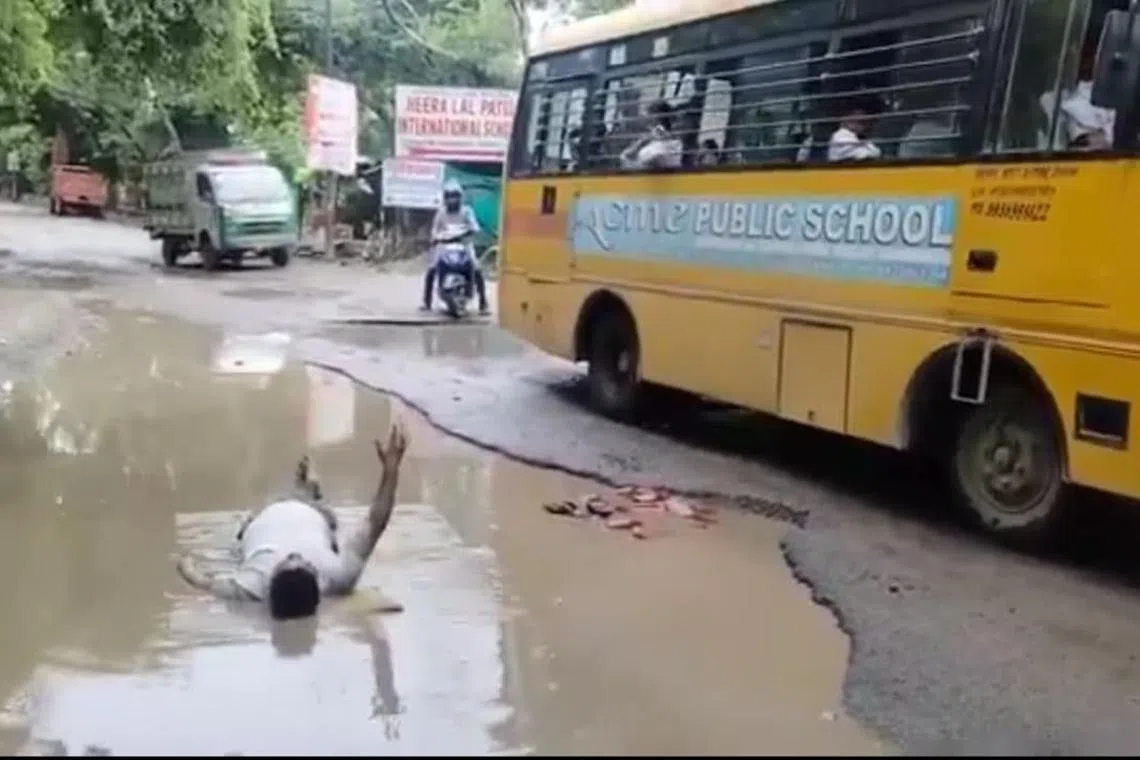 விபத்தில் சிக்கிய மகள்: சாலைப் பள்ளத்தில் தேங்கிய நீரில் படுத்து தந்தை போராட்டம்