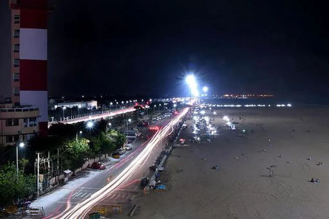 கடற்கரைப் பகுதியில் சிக்கிய 28 கிலோ தங்கம்; நான்கு கடத்தல் ‘குருவி’கள் கைது