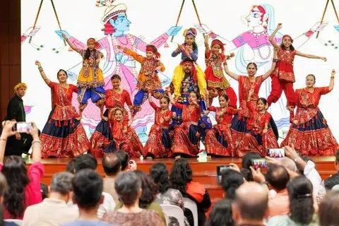 சங்கமம் நிகழ்வில் நடைபெறும் நடன நிகழ்ச்சிகள் எப்போதும் கலை,  கலாச்சாரத்தின் சங்கமமாகத் திகழ்கின்றன. குறிப்பாக, புத்தாண்டு காலங்களில் நடைபெறும் இத்தகைய நிகழ்வுகள் தமிழ்ப் பாரம்பரியத்தை உலகிற்கு பறைசாற்றும் விதமாக அமைகின்றன.