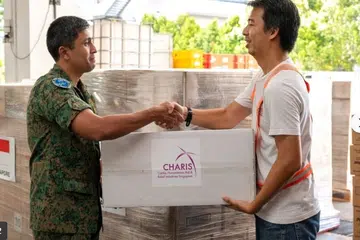 சிங்கப்பூரில் இயங்கும் ‘காரிடாஸ்’ மனிதாபிமான உதவி அமைப்பின் பிரதிநிதி, சிங்கப்பூர் ஆயுதப் படையின்  சாங்கி வட்டார மனிதநேய உதவி, பேரிடர் நிவாரண ஒருங்கிணைப்பு நிலைய அதிகாரியைச் சந்தித்தார்.