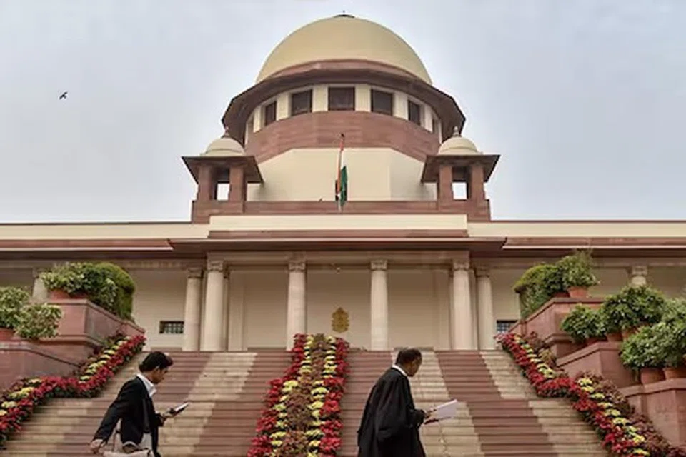 தமிழக அரசின் 10 மசோதாக்களுக்கு ஆளுநர் ஒப்புதல் அளிக்காமல் நிறுத்தி வைத்திருப்பது சட்டப்படி தவறானது என உச்ச நீதிமன்ற நீதிபதிகள் குறிப்பிட்டனர்.