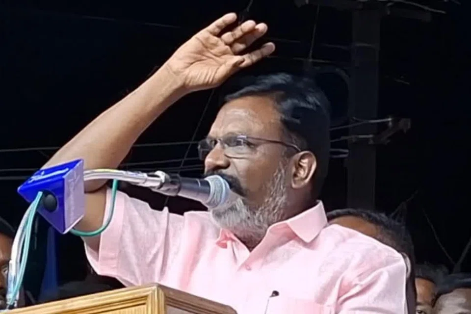 வடமாநிலத்தவர்களை வாக்காளர்களாகச் சேர்த்தால் தமிழ்நாட்டின் அரசியல் தலைகீழாக மாறிவிடும் என்று கண்டனம் தெரிவித்துள்ளார் விடுதலைச் சிறுத்தைகள் கட்சியின் தலைவரான திருமாவளவன். 