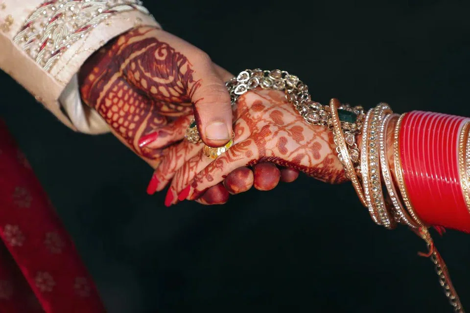 இரு குடும்பத்தினரையும் சேர்ந்த எழுவர் கைது செய்யப்பட்டனர். காயமடைந்தவர்கள் உள்ளூர் மருத்துவமனைக்குக் கொண்டுசெல்லப்பட்டனர்.
