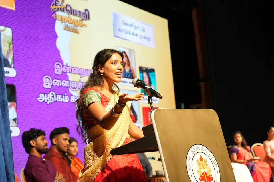பட்டிமன்றத்தில் சிங்கப்பூரின் வாழ்க்கைமுறையே இளையர்களை அதிகம் கவர்வதாக வாதிட்ட கெஜ ஷ்ரேயா ராஜ்குமார்.