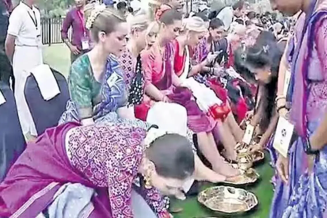 அழகிகள் காலைக் கழுவிய தெலுங்கானா பெண்கள்: வெடித்தது சர்ச்சை