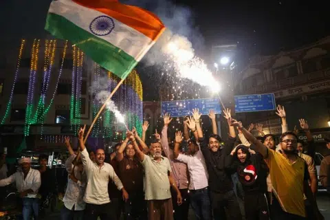 கொண்டாட்டத்தில் ஈடுபட்ட  இந்திய ரசிகர்கள்.