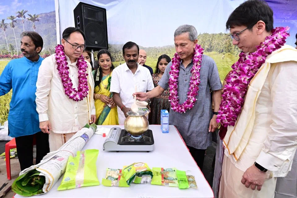 பொங்கலைப் பொங்கவைக்கும் வெளியுறவு அமைச்சர் டாக்டர் விவியன் பாலகிருஷ்ணன், புக்கிட் பாஞ்சாங் நாடாளுமன்ற உறுப்பினர் திரு லியாங் எங் ஹுவா (இடம்), ஹாலந்து-புக்கிட் தீமா குழுத்தொகுதி நாடாளுமன்ற உறுப்பினர் திரு எட்வர்ட் சியா (வலம்), புக்கிட் பாஞ்சாங் பழைய, புதிய குடியிருப்பாளர்கள் ஒருங்கிணைப்புக் குழு (ஐஎன்சி) தலைவர் பெ. மூர்த்தி (நடுவில்).