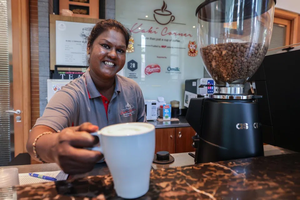 கிம் கியட் ரோட்டிலுள்ள தேசிய சிறுநீரக அறக்கட்டளை நிலையத்தில் உள்ள கஃபேயில் காப்பி பரிமாறும் மாலதி நாகரத்தினம்.