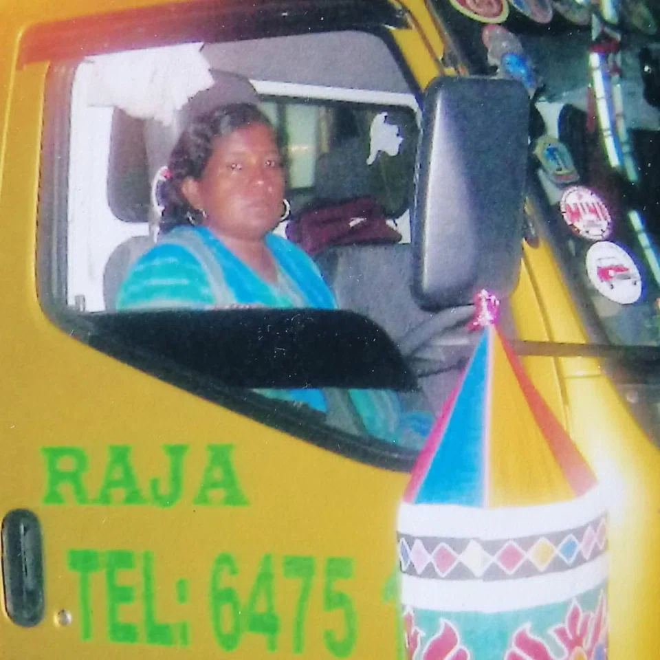 இழுவை வாகனச் சேவை நிறுவனத்தைத் திரு ராஜாவுடன் இணைந்து நடத்திவந்த அவருடைய மனைவி மல்லிகா.  