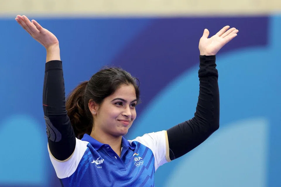 மகளிருக்கான 10 மீட்டர் துப்பாக்கிச்சுடுதல் போட்டியின் இறுதியில் மகிழ்ச்சியை வெளிப்படுத்தும் மனு பாக்கர்.