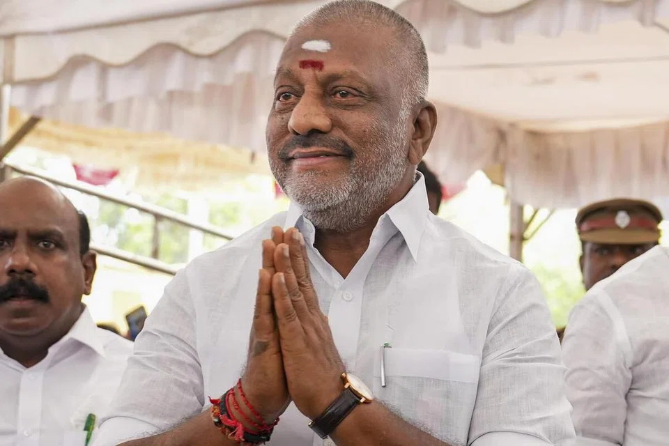 அதிமுக கொடியையும் சின்னத்தையும் பயன்படுத்தத் தடை கோரிய வழக்கில் பதிலளிக்க ஓபிஎஸ் தரப்புக்கு நீதிமன்றம் உத்தரவு பிறப்பித்துள்ளது.