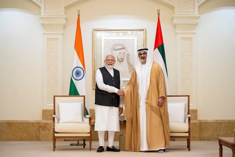 கடந்த ஆண்டு இந்தியப் பிரதமர் நரேந்திர மோடி ஐக்கிய அரபுச் சிற்றரசுகளுக்கு மேற்கொண்ட பயணத்தின்போது, பட்டத்து இளவரசர் ஷேக் காலிட்டைச் சந்தித்தார்.