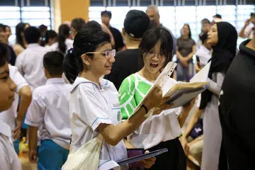 கடந்த 2024ஆம் ஆண்டு தொடக்கநிலை இறுதித் தேர்வு முடிவுகளை அறியக் காத்திருக்கும் மாணவர்கள் சிலர்.