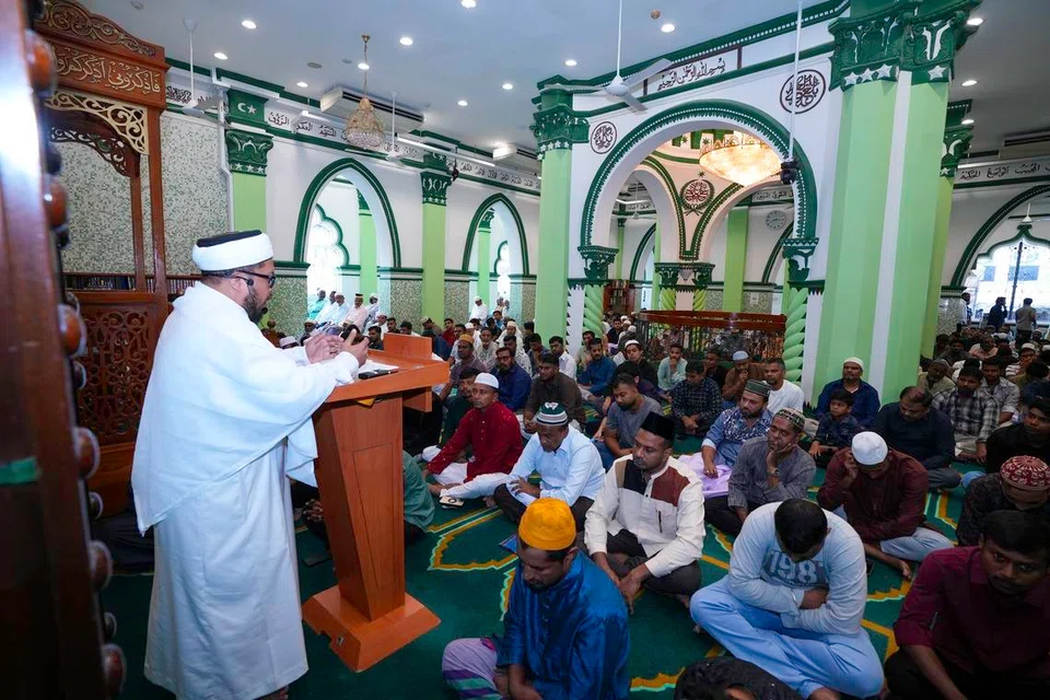அப்துல் கஃபூர் பள்ளிவாசலில் நடைபெற்ற சிறப்புத் தொழுகைக் காட்சி.