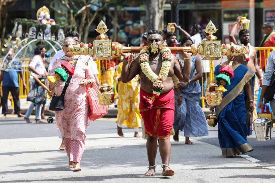 பக்தி பரவசத்துடன் காவடி ஏந்தி நேர்த்திக்கடனை நிறைவேற்றிய பக்தர்கள்.