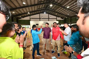 வெளிநாட்டு ஊழியர்களுடன் விளையாட்டுப்  போட்டிகளில் பங்கேற்ற கலாசார, சமூக இளையர்துறை, மனிதவளத் துணை அமைச்சர் தினே‌ஷ் வாசுதாஸ்.  
