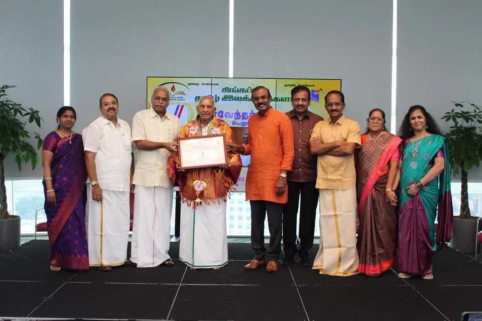 சிறப்பு விருந்தினர் முன்னாள் நியமன நாடாளுமன்ற உறுப்பினர் திரு. இரா. தினகரன் கவிஞர் அ கி வரதராஜனுக்கு பாவேந்தர் விருதை வழங்கினார்.