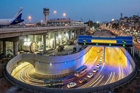 இந்தியாவில் முதன்முறை: விமான ஓடுபாதைக்குக் கீழே சுரங்கப்பாதை