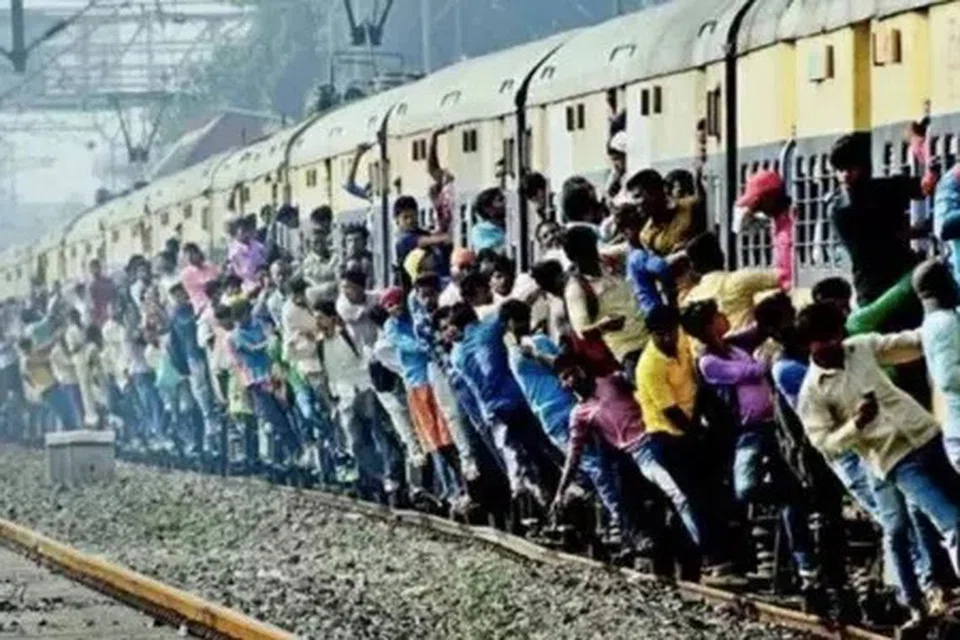 அனுமதிக்கப்பட்ட எண்ணிக்கையைக் காட்டிலும் அதிக அளவில் பயணிகள் ரயிலில் பயணம் செய்கின்றனர். 