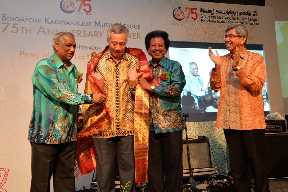 சிங்கப்பூர் கடையநல்லூர் முஸ்லிம் லீக்கின் 75வது ஆண்டுவிழாவில் கலந்துகொண்ட பிரதமர் லீ பொன்னாடை போர்த்திச் சிறப்பிக்கப்பட்டார்.