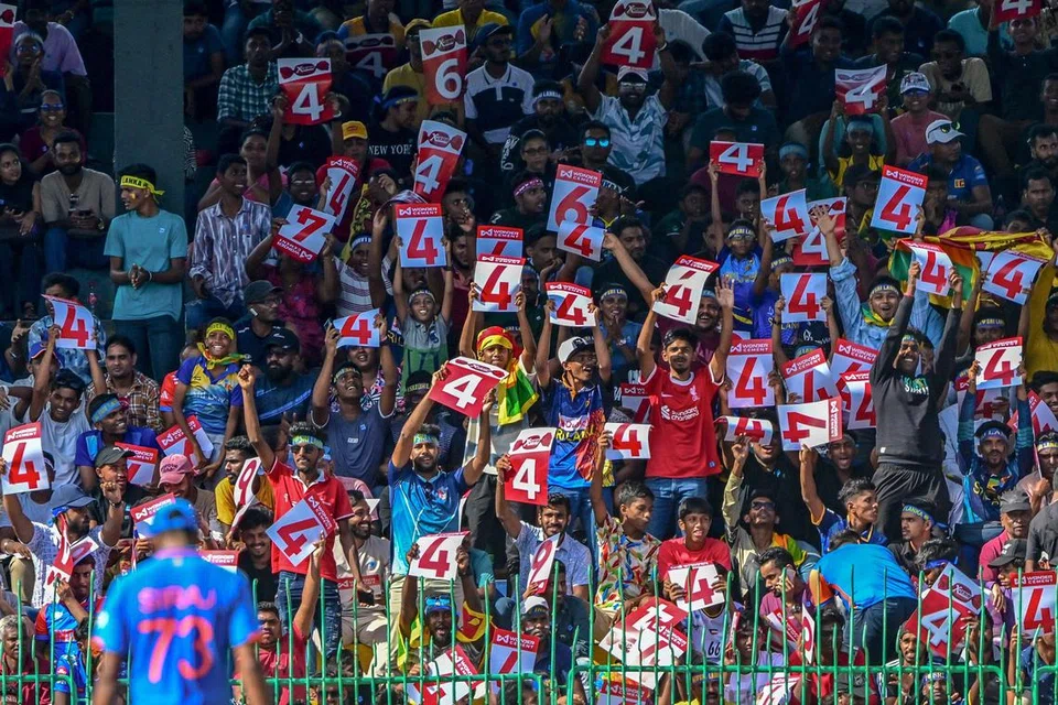 2024 ஆகஸ்ட் 7ஆம் தேதி கொழும்பில் உள்ள ஆர். பிரேமதாசா கிரிக்கெட் அரங்கத்தில் இந்தியா-இலங்கை மோதிய இறுதி ஒரு நாள் போட்டியில் பெருந்திரளாகக் கூடியிருந்த கிரிக்கெட் ரசிகர்கள். 