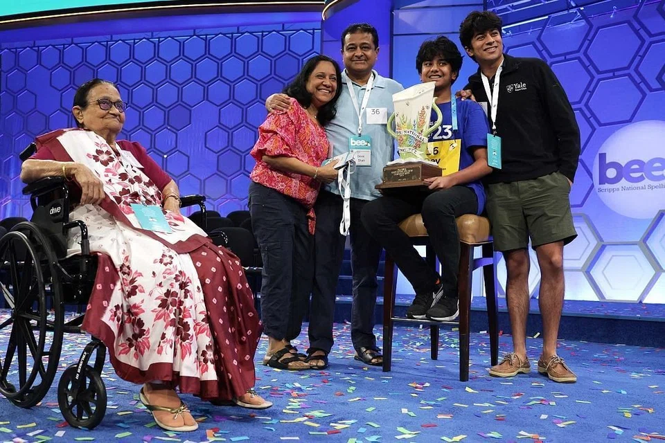 '2023 ஸ்கிரிப்ஸ் தேசிய எழுத்துக்கோவை' போட்டியின் வெற்றியாளர் தேவ் ஷா (வலமிருந்து இரண்டாவது) . உடன் (இடமிருந்து) பாட்டி வீணாபென் ஷா, தாயார் நீலம் ஷா, தந்தை தேவல் ஷா, சகோதரர் நீல் ஷா. படம்: ஏஎஃப்பி