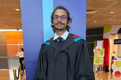 கடந்த அக்டோபர் 8ஆம் தேதி நடந்த சிங்கப்பூர்ச் சமூக அறிவியல் பல்கலைக்கழக பட்டமளிப்பு விழாவில் சோழன்.