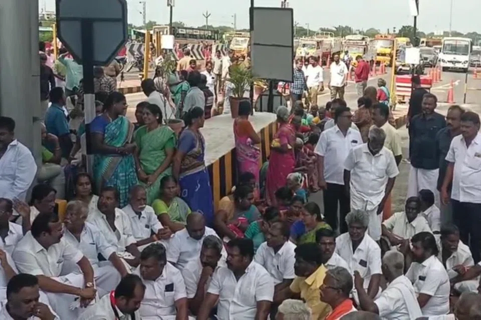 திருமங்கலத்தில் போராட்டத்தில் ஈடுபட்ட பொதுமக்கள்.