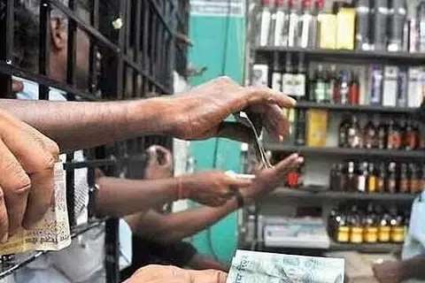 சிறாரிடையே அதிகரித்துவரும் மதுப்பழக்கத்தைத் தடுக்கும் நோக்கில், 21 வயதிற்குட்பட்டோர்க்கு மது விற்க தடை விதிக்கப்பட்டுள்ளது.