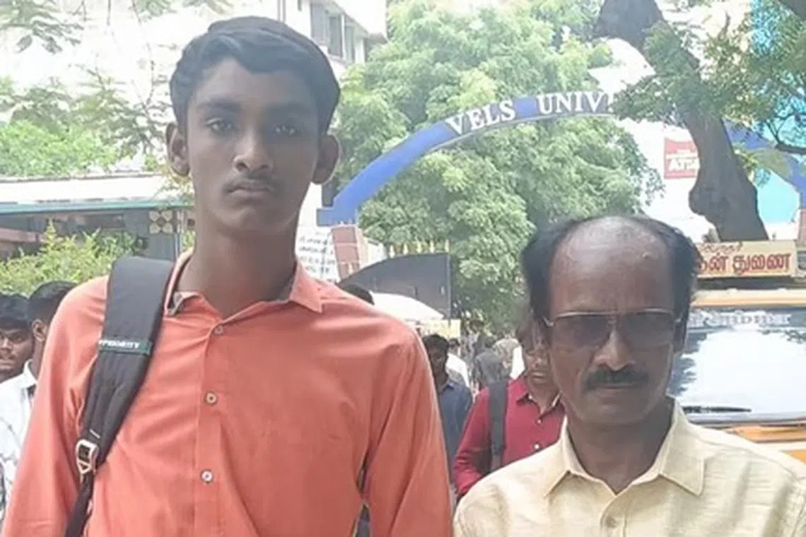 பட்டப்படிப்பில் மகன், பள்ளிப்படிப்பில் தந்தை: சாதிக்கத் துடிக்கும் முத்துக்காளை