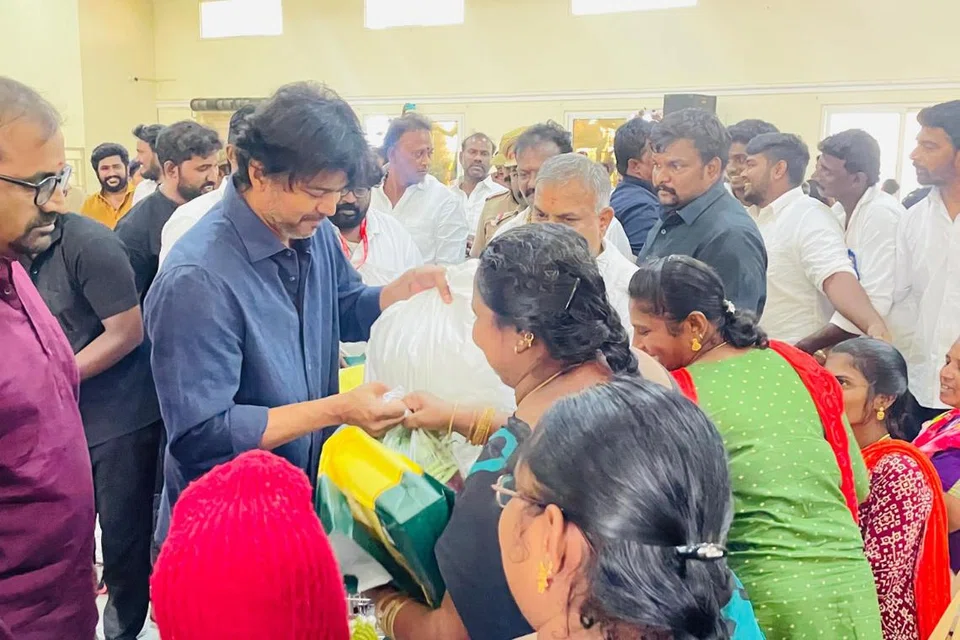 நலத்திட்ட உதவிகளை வழங்கிய நடிகர் விஜய்.