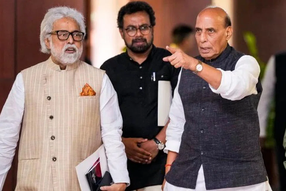 அனைத்துக் கட்சிக் கூட்டத்தில் கலந்துகொள்ள வருகைபுரிந்த இந்தியத் தற்காப்பு அமைச்சர் ராஜ்நாத் சிங் (வலது).